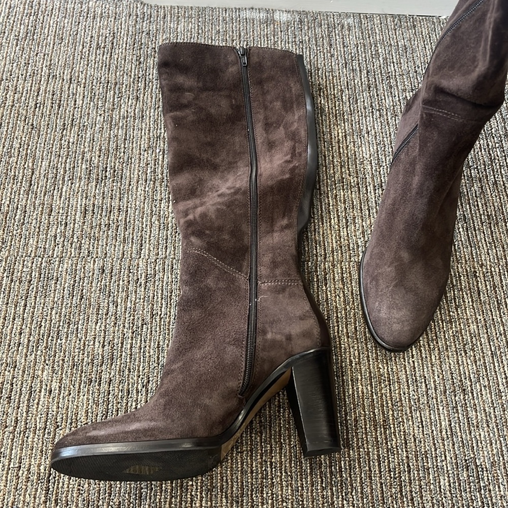 New. Le Pepe brown suede heeled boot with leather strip in back - Picture 4 of 7